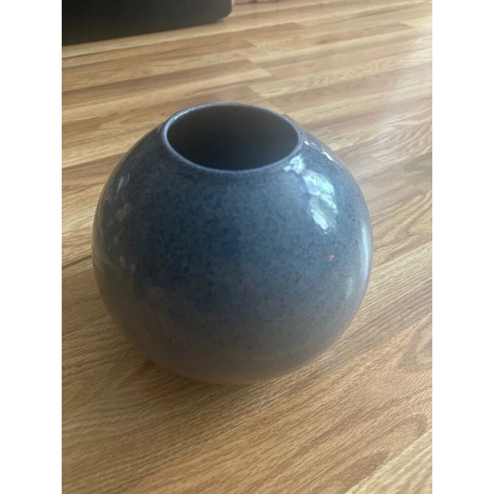 Blue speckled round decor